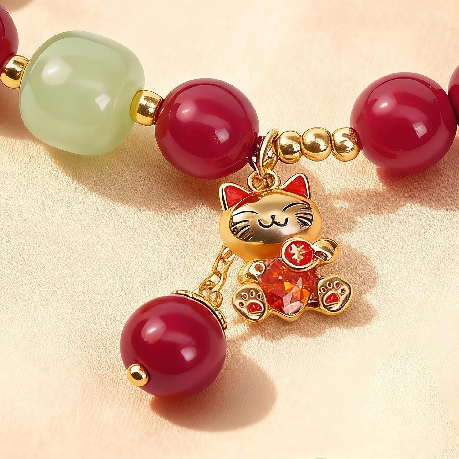 Maneki-neko Pendant Bracelet: A healing bracelet that attracts wealth and good fortune